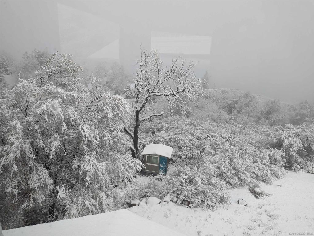 https://media.crmls.org/mediaz/6eb1ed96-48cb-46f5-ae5c-b8cc3a70dd04.jpg?preset=X-Large