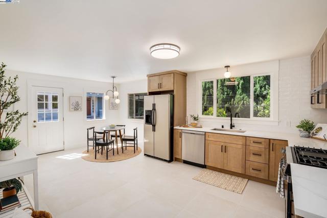 5731 Hermann St, Oakland CA: https://media.crmls.org/mediaz/6eb2aabe-fac1-4177-b957-a956799f46c7.jpg