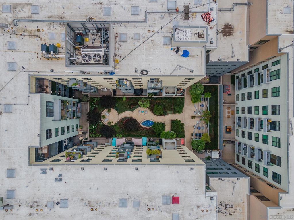 https://media.crmls.org/mediaz/6eb2ec7b-af55-4e32-9162-33b45524858b.jpg?preset=X-Large
