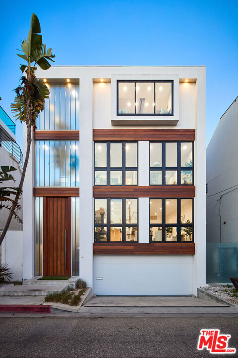 5106 Pacific Avenue, Marina del Rey CA: https://media.crmls.org/mediaz/6eb32075-3c70-497e-bd2f-27bfb9592919.jpg