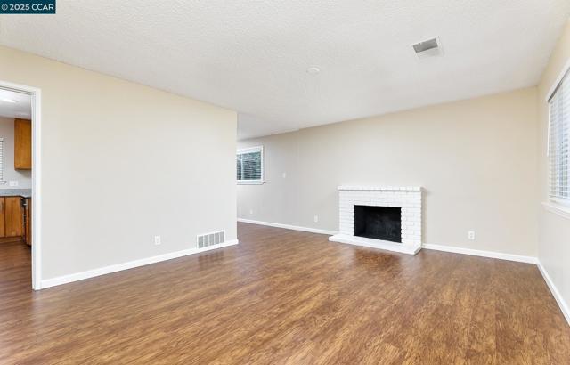 345 Swan Way, Vallejo CA: https://media.crmls.org/mediaz/6eb32940-063c-47d7-915c-972cc260ff4d.jpg