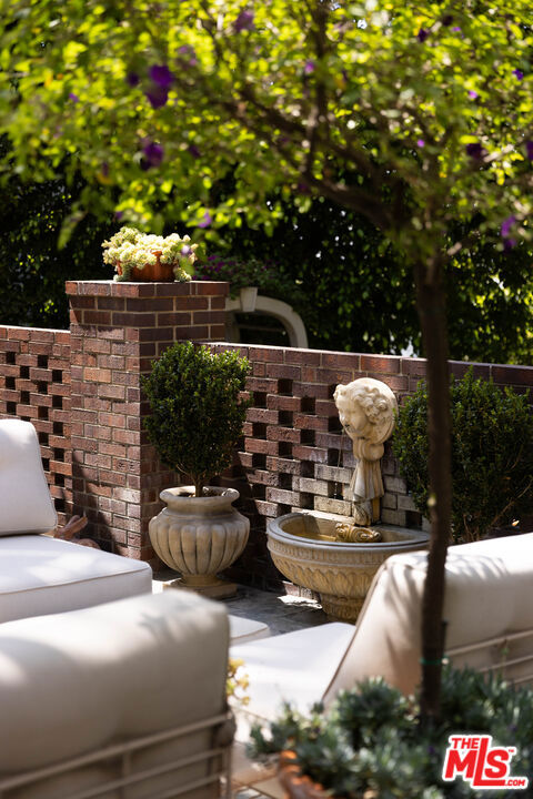 1612 Sunset Plaza Drive, Los Angeles CA: https://media.crmls.org/mediaz/6eb34af5-8abc-459e-9fe6-e04559b850a6.jpg