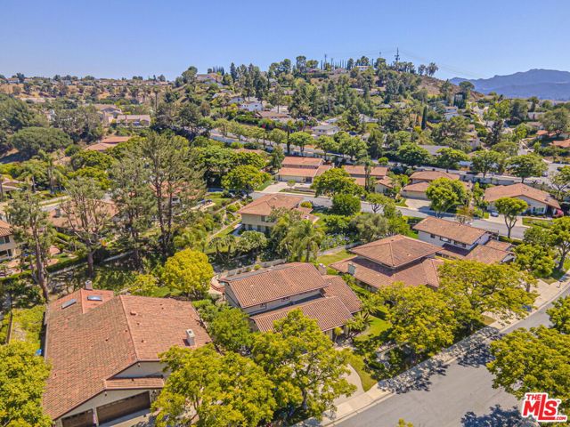 3926 Corte Cancion, Thousand Oaks CA: https://media.crmls.org/mediaz/6eb405ab-9834-434f-bd92-fb16ff6cd4ee.jpg