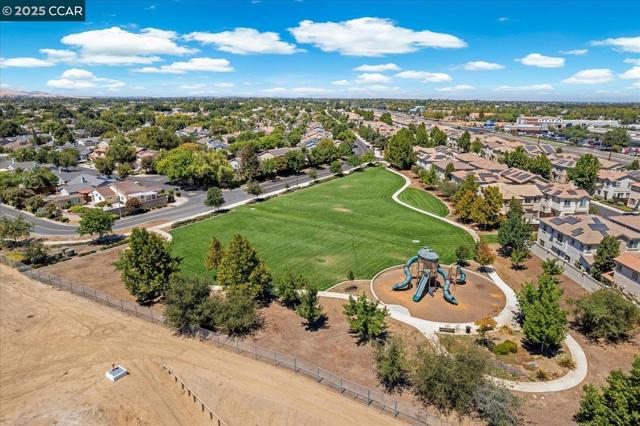240 Alta St, Brentwood CA: https://media.crmls.org/mediaz/6eb4b4fc-8c16-4f3b-9de3-a1e9eefc4390.jpg