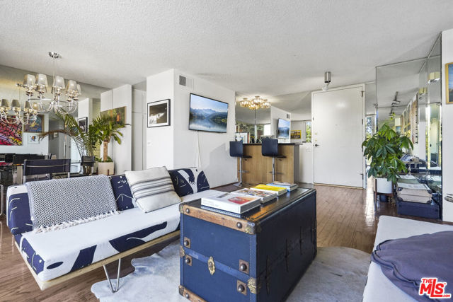 100 S Doheny Drive, Los Angeles CA: https://media.crmls.org/mediaz/6eb4c3c1-5eaf-424c-bc46-8e4056833814.jpg
