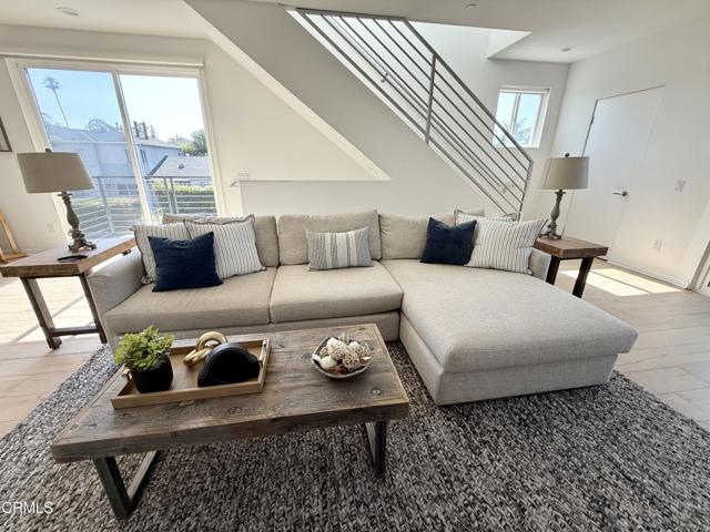 11594 Riverside Drive, Valley Village CA: https://media.crmls.org/mediaz/6eb56849-f0ee-485e-a4e1-88d65950568e.jpg
