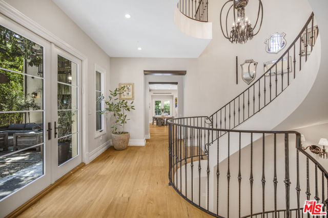 439 S Spalding Dr, Beverly Hills CA: https://media.crmls.org/mediaz/6eb59aaf-1ee3-4ae7-9eca-ea7c0171f088.jpg