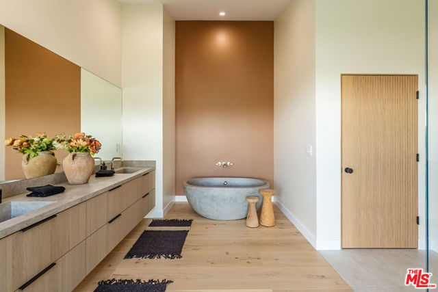 5259 Lewis Road, Agoura Hills CA: https://media.crmls.org/mediaz/6eb7bdaf-3bb7-4442-89aa-7dba7dbd7183.jpg