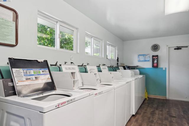 950 Shorepoint Ct, Alameda CA: https://media.crmls.org/mediaz/6eb7eb56-3286-47c4-bf75-566be119fc00.jpg
