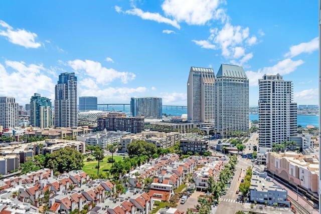 700 W E St, San Diego CA: https://media.crmls.org/mediaz/6eb84d68-19bc-406e-80a8-e0081f0e2557.jpg