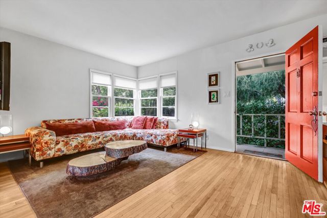 5723 Cantaloupe Avenue, Van Nuys CA: https://media.crmls.org/mediaz/6eb873a5-2d1c-4bad-b98b-67bafbd1cd0d.jpg
