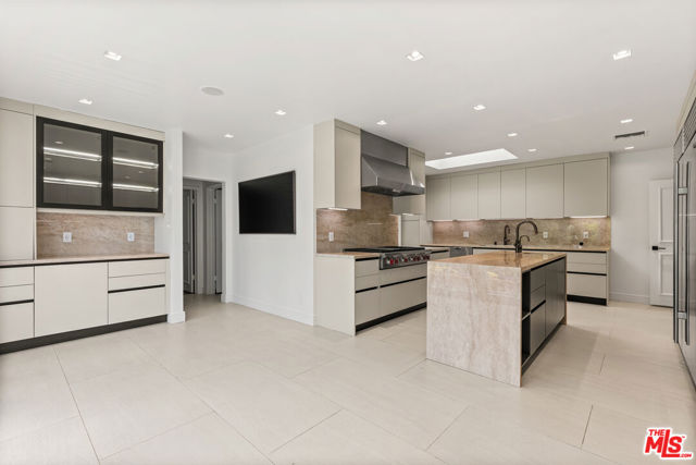 512 N Canon Drive, Beverly Hills CA: https://media.crmls.org/mediaz/6eb934fc-b13c-4486-82d6-1109144b8d74.jpg