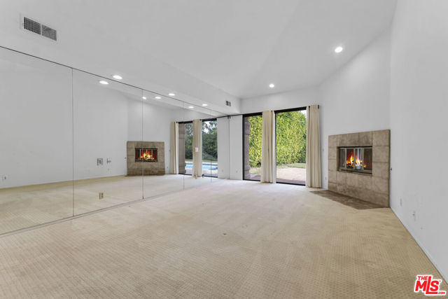 3516 Malibu Country Drive, Malibu CA: https://media.crmls.org/mediaz/6eb9f28a-d05d-41d3-a601-6515439d83a0.jpg