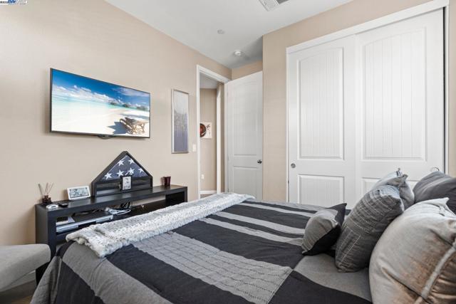 248 Alta St, Brentwood CA: https://media.crmls.org/mediaz/6eba5f26-978a-4992-848b-5b08641aa11a.jpg