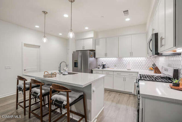 110 Red Brick Drive, Simi Valley CA: https://media.crmls.org/mediaz/6ebc780b-fa60-40b9-989c-72583176a27d.jpg
