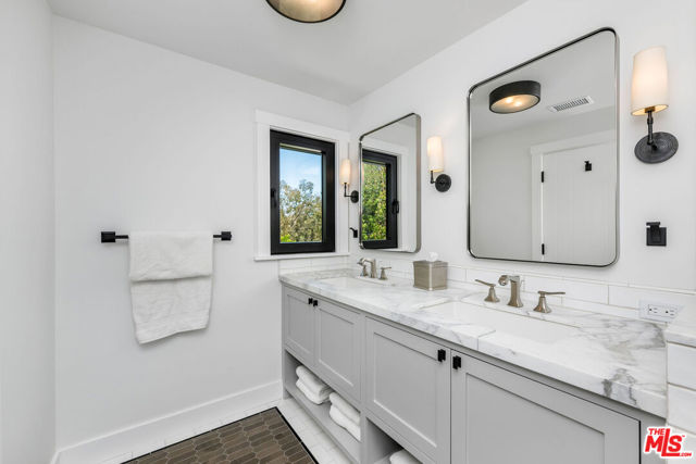 24884 Jim Bridger Road, Hidden Hills CA: https://media.crmls.org/mediaz/6ebcbdb2-dda1-4e23-82f9-4444fde723c9.jpg
