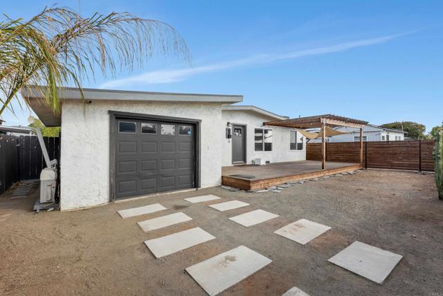 Detail Gallery Image 3 of 27 For 3820 Hilltop Dr, San Diego,  CA 92102 - 3 Beds | 2 Baths
