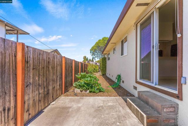4045 Hoen Ave, Santa Rosa CA: https://media.crmls.org/mediaz/6ebe2a2f-39d8-46d4-8ccc-648573b54c05.jpg