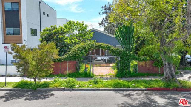 11528 Emelita Street photo 2