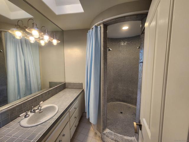 1402 Via Mil Cumbres, Solana Beach CA: https://media.crmls.org/mediaz/6ebf7bbd-4d7e-4f45-8817-7a54368fa0b2.jpg