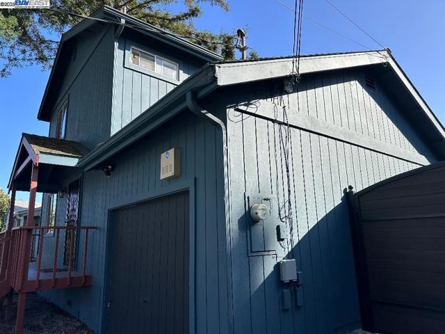 8065 earl st, Oakland CA: https://media.crmls.org/mediaz/6ec04cb3-b473-4a96-8087-28a030c58ea0.jpg