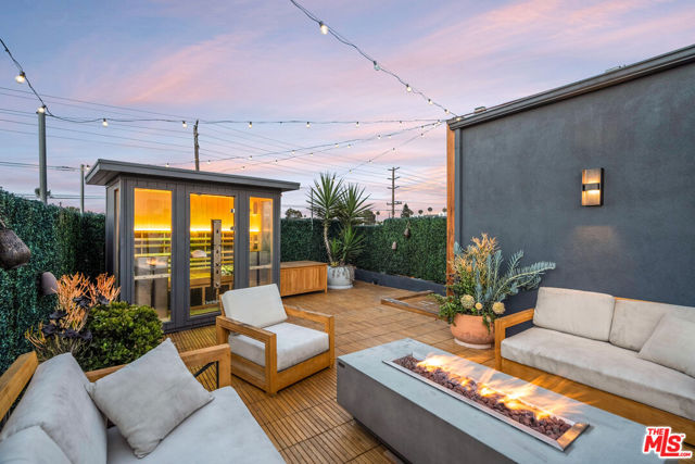 2515 Lincoln Boulevard, Venice CA: https://media.crmls.org/mediaz/6ec120ff-b04b-43c3-aa87-f05d2877a11d.jpg