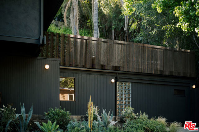 5649 Valley Oak Drive, Los Angeles CA: https://media.crmls.org/mediaz/6ec1e0e5-65a5-416c-9654-7e839376c8e9.jpg
