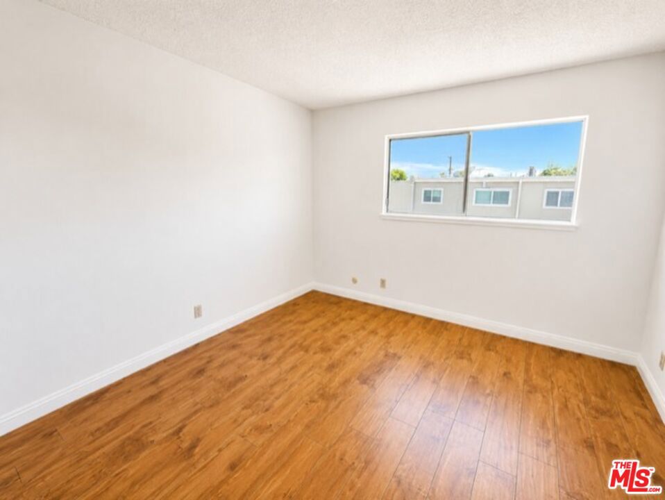 https://media.crmls.org/mediaz/6ec20477-5dab-4105-8223-caa305137cd9.jpg?preset=X-Large