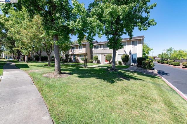 3732 Carrigan Cmn, Livermore CA: https://media.crmls.org/mediaz/6ec2a6ee-99dd-4fde-8522-444cbfb78dda.jpg