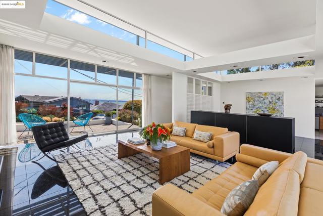 7145 View Ave, El Cerrito CA: https://media.crmls.org/mediaz/6ec2b617-e85e-4404-87bf-d788fc560c0b.jpg