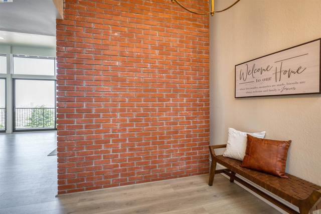 17 Ora Way, San Francisco CA: https://media.crmls.org/mediaz/6ec4373c-7355-48c5-b2b0-205dd5096d3f.jpg