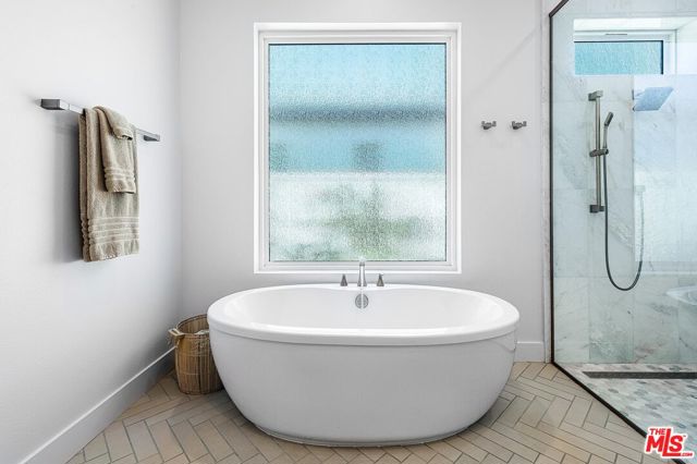 Image 19 of 63 For 75403 Mansfield Drive