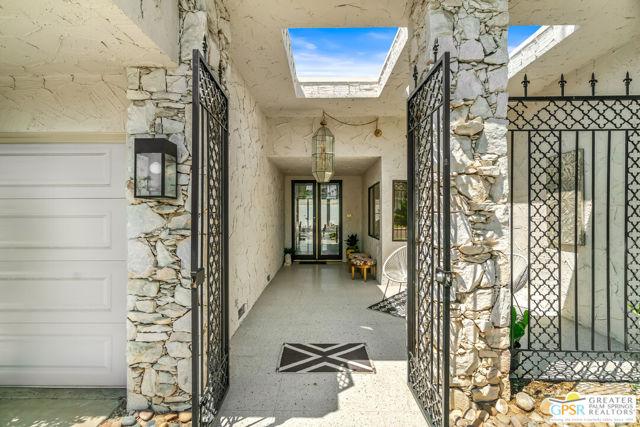 1404 E Sierra Way, Palm Springs CA: https://media.crmls.org/mediaz/6ec74c25-0445-4959-ac1e-47cfdf18797a.jpg