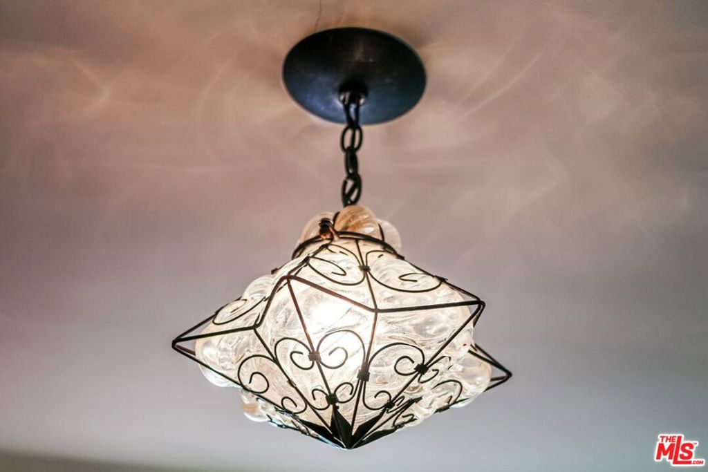 https://media.crmls.org/mediaz/6ec85f62-4299-4541-a13c-679c827a3b57.jpg?preset=X-Large