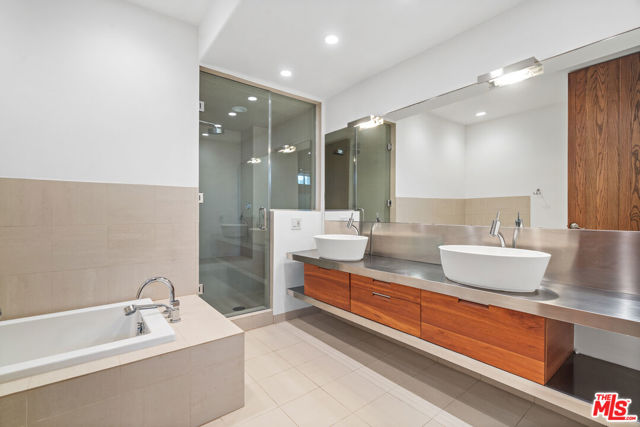 3817 Ocean Front Walk, Marina del Rey CA: https://media.crmls.org/mediaz/6ec88e64-20f7-497e-aafa-5819e9d27ba4.jpg