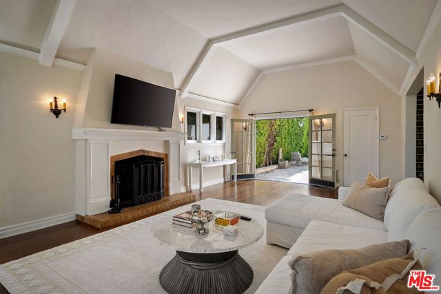 504 24Th Street, Santa Monica CA: https://media.crmls.org/mediaz/6ec89555-be09-41c9-b4d8-b1f73ab5c986.jpg