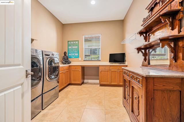 1741 Veneto Ln, Brentwood CA: https://media.crmls.org/mediaz/6ec8b089-f67b-4d0c-b4ea-3cf648d5507c.jpg