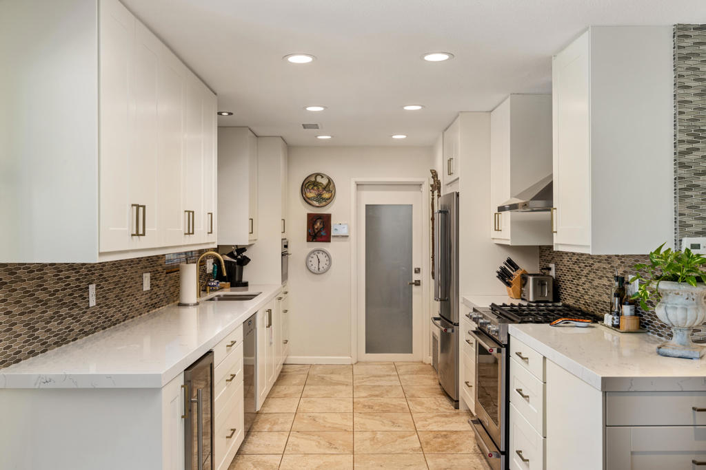 https://media.crmls.org/mediaz/6ec9f771-aa36-4b33-bae4-ca47f4f63b87.jpg?preset=X-Large