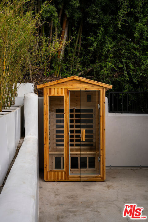 8819 Evanview Drive, Los Angeles CA: https://media.crmls.org/mediaz/6eca58c1-a4bb-41aa-ac12-1cf626bd7ca1.jpg