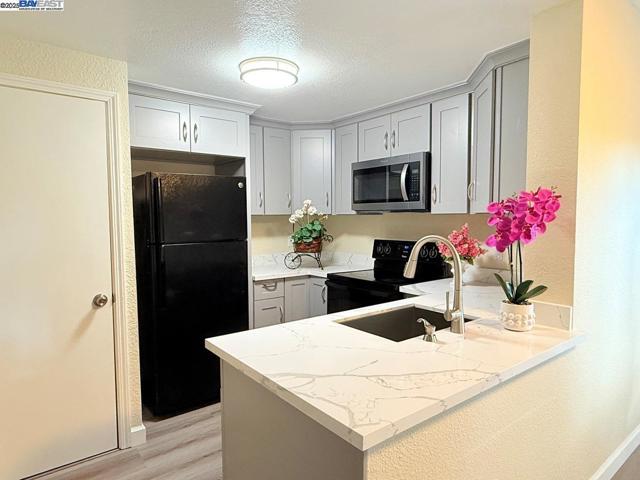 68 El Toro Ct, Fairfield CA: https://media.crmls.org/mediaz/6eca80e2-63b8-4d47-a1a7-dda106dab394.jpg