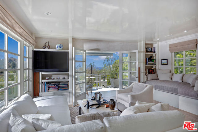 271 Amalfi Drive, Santa Monica CA: https://media.crmls.org/mediaz/6ecafcfb-99fc-4caa-96ea-cc768ca27827.jpg