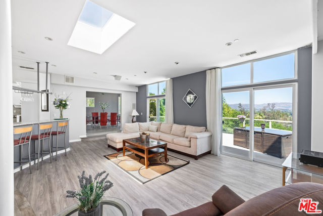 22449 Cass Avenue, Woodland Hills CA: https://media.crmls.org/mediaz/6ecc76c2-d8cd-4480-ac7e-b0aa0bc2a8fa.jpg