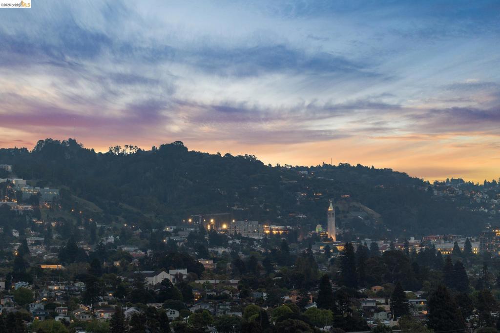 https://media.crmls.org/mediaz/6eccde17-84d2-4111-9b95-74c666fac73a.jpg?preset=X-Large
