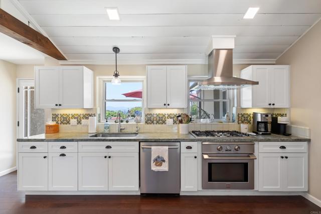 1567 Crest Drive, Encinitas CA: https://media.crmls.org/mediaz/6ecce6fe-7137-44d1-b8ea-169c0fb3d897.jpg