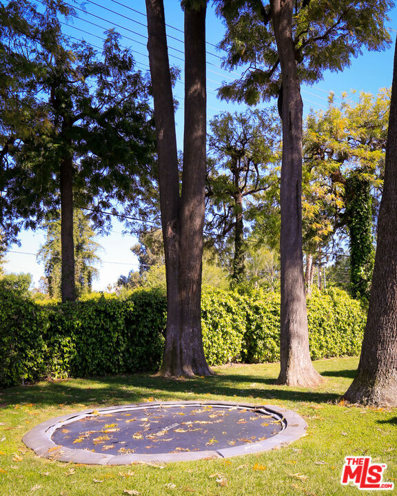 18625 Wells Drive, Tarzana CA: https://media.crmls.org/mediaz/6ecd1043-33f1-49d1-bc2c-7986fdf1668e.jpg
