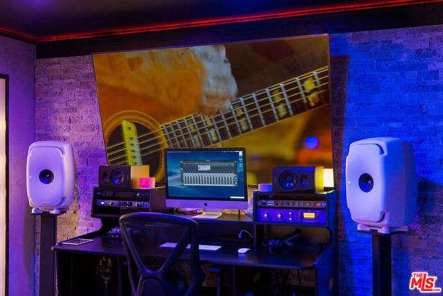 14132 Beresford Road, Beverly Hills CA: https://media.crmls.org/mediaz/6ecd1eea-69bd-448a-b08d-e3155b61de33.jpg