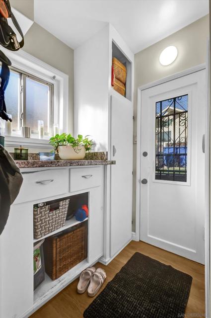 4927 Ellenwood Drive, Los Angeles CA: https://media.crmls.org/mediaz/6ecd62bb-2bbf-4781-be7f-465fe7e993cb.jpg