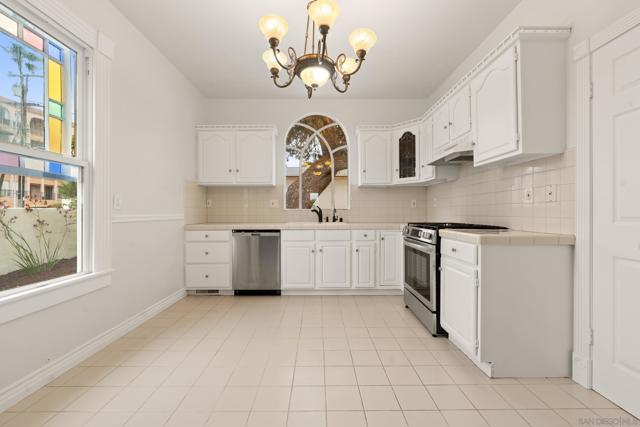 2104 Diamond St, San Diego CA: https://media.crmls.org/mediaz/6ecd99e2-c03a-40c0-98cd-aa2f4f516aa7.jpg