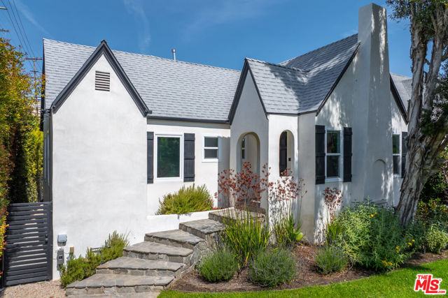 1363 S Curson Avenue, Los Angeles CA: https://media.crmls.org/mediaz/6ece0a21-6a1f-4333-97fc-d60f967750f4.jpg