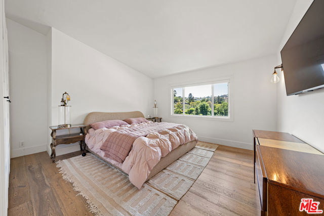 13513 Cheltenham Drive, Sherman Oaks CA: https://media.crmls.org/mediaz/6ece93fb-5f10-471a-9d97-2e724e9df833.jpg